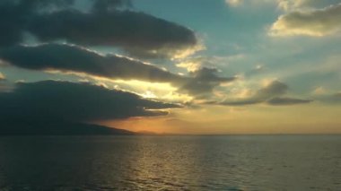 Golden Sunset ve sarı güneş ışınları, okyanus