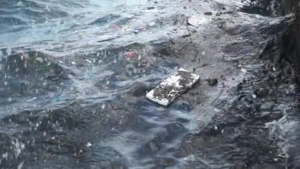Сміття Сміття Плавають Поверхні Води Забруднення Води Брудним Пластиковим Сміттям — стокове відео