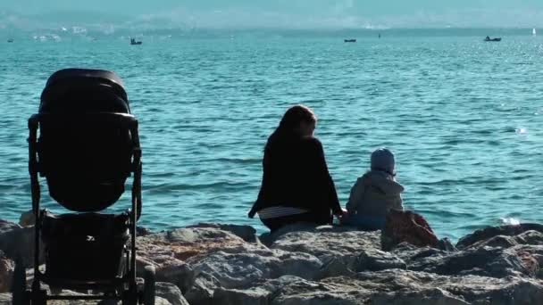 Sehr Schöne Mutter Und Kind Strand Sitzen Rocks Footage — Stockvideo