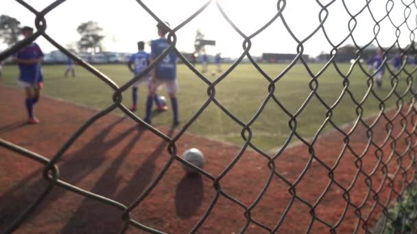 Niños Jugando Fútbol Campo Después Escuela Disparo Toma Cámara Lenta — Vídeos de Stock