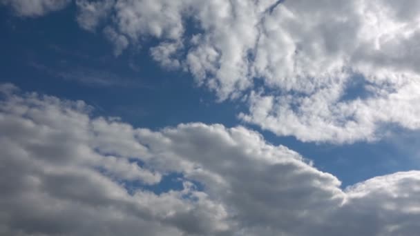 非常尼斯云在蓝色清洁天空时间延迟视频 — 图库视频影像
