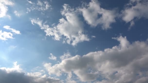 青いきれいな空のタイムラプスビデオで非常に素敵な雲 — ストック動画