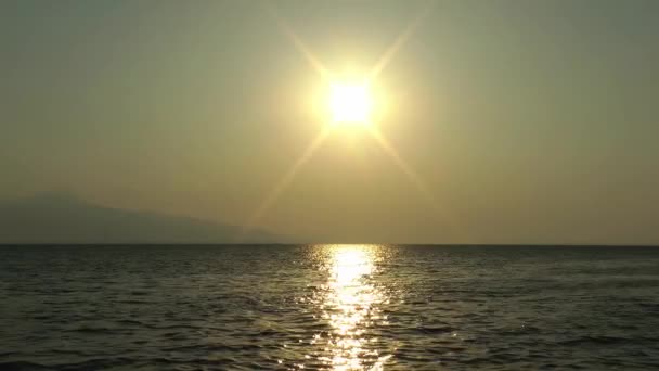 海海夕日日の出太陽空水ビーチ風景雲地平線ビュー自然の背景 — ストック動画