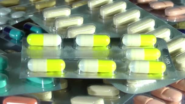 Terjeszd Gyógyszereket Asztalra Kupac Tablettákat Kapszulákat Tartalmaz Konténerekben — Stock videók