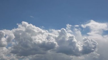 Geniş açılı Gökyüzü Bulutlarının Çekimi zaman aşımını gösteren bir video. Gökyüzü kısmen yağmur bulutlarıyla kaplı..