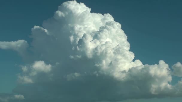 广角天空云彩 是一部显示时光流逝的股票视频 天空部分被雨云覆盖 — 图库视频影像