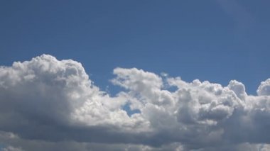 Geniş açılı Gökyüzü Bulutlarının Çekimi zaman aşımını gösteren bir video. Gökyüzü kısmen yağmur bulutlarıyla kaplı..