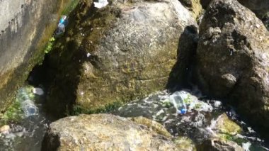 Kayalıklardaki Çok Güzel Plastik Şişeler.