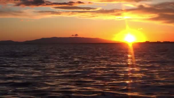 海海夕日日の出太陽空水ビーチ風景雲地平線ビュー自然の背景 — ストック動画