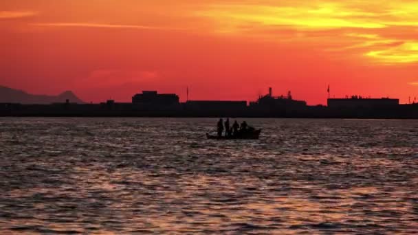 Île Calme Coucher Soleil Montre Des Nuages Pelucheux Déplaçant Lentement — Video