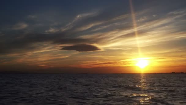 Okyanusun Üzerinde Altın Güneş Ayarı — Stok video