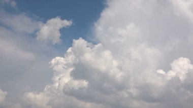 Berrak mavi gökyüzünün arka planında kümülüs bulutlarının yakın çekim çekimi