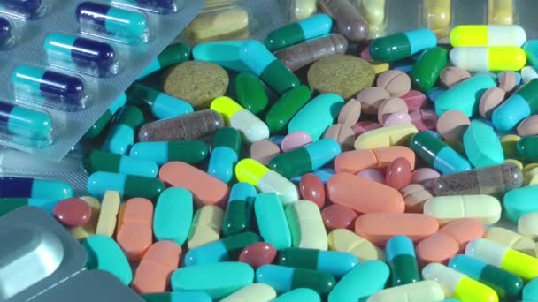 药包散落在桌上 这个堆里装的是药丸和胶囊 — 图库视频影像