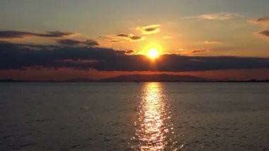 Okyanusun üzerinde altın güneş ayarı.
