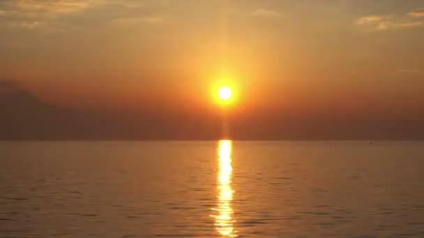 Coucher de soleil doré sur l'océan .