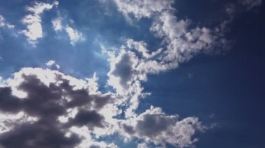 Berrak mavi gökyüzünün arka planında kümülüs bulutlarının yakın çekim çekimi.