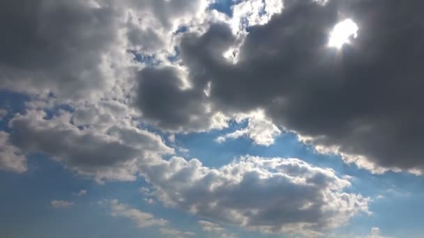 Primer Plano Nubes Cúmulos Fondo Cielo Azul Claro — Vídeos de Stock