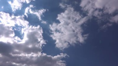 Berrak mavi gökyüzünün arka planında kümülüs bulutlarının yakın çekim çekimi.