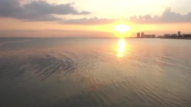 Okyanusun üzerinde altın güneş ayarı.