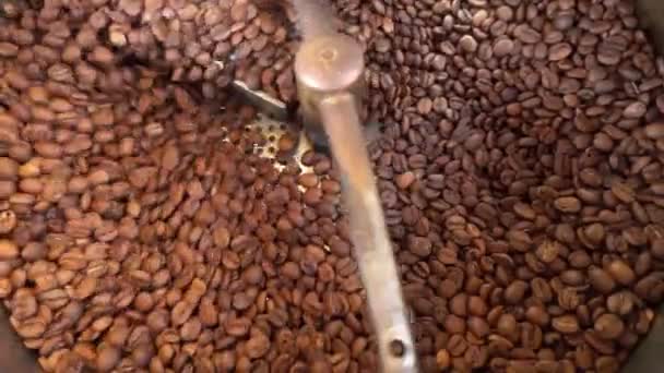 Sehr Schöne Röstung Kaffeebohnen Footage — Stockvideo