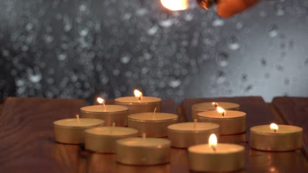 Sehr Schöne Hand Lit Kerzen Footage — Stockvideo