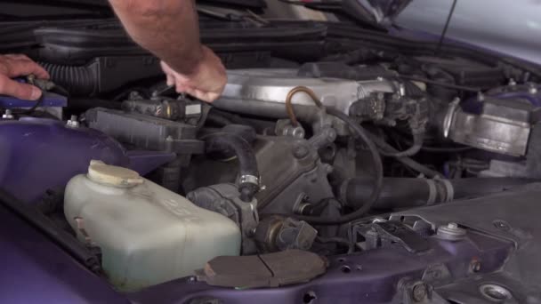 ワークショップでの車のエンジン修理 — ストック動画