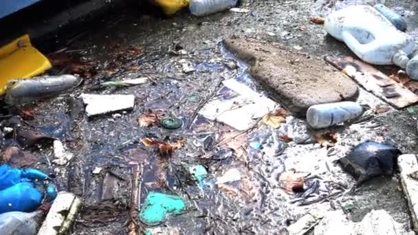 Müll Und Müll Die Auf Der Wasseroberfläche Treiben Wasserverschmutzung Durch — Stockvideo