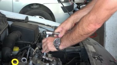 Atölyede Araç Motoru Tamiri