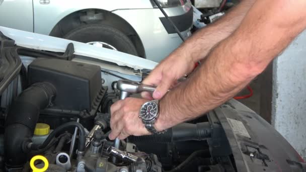ワークショップでの車のエンジン修理 — ストック動画