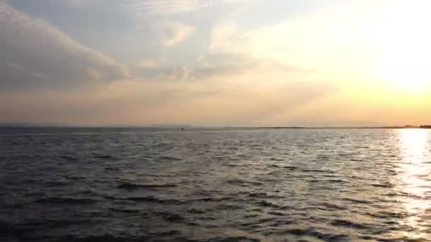 Isla Tranquila Atardecer Muestra Nubes Esponjosas Moviéndose Lentamente Hacia Sol — Vídeos de Stock