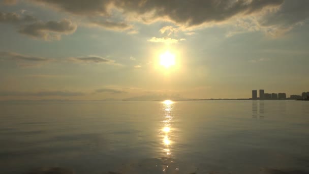 Isla Tranquila Atardecer Muestra Nubes Esponjosas Moviéndose Lentamente Hacia Sol — Vídeos de Stock