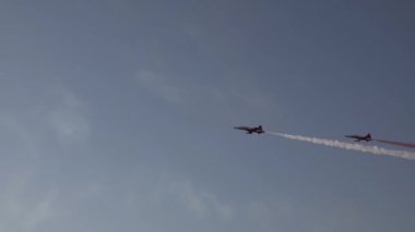 Türk Hava Kuvvetleri akrobasi ekipleri gökyüzünde zorlu hava gösterileri gerçekleå ti.
