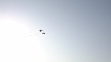 Türk Hava Kuvvetleri akrobasi ekipleri gökyüzünde zorlu hava gösterileri gerçekleå ti.