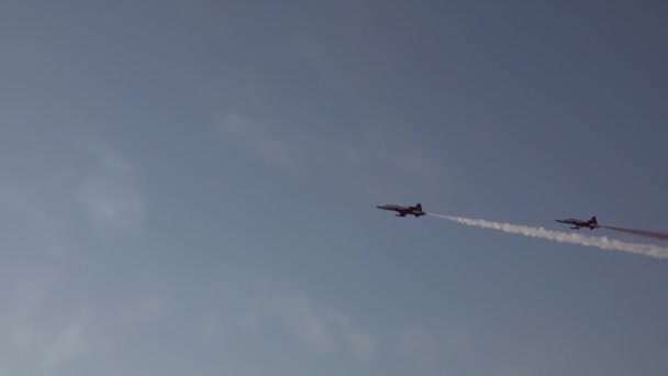 トルコ空軍曲技飛行チームは 空で挑戦的な航空ショーを行います — ストック動画