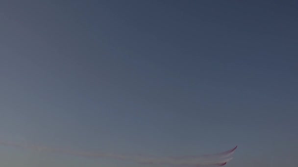 トルコ空軍曲技飛行チームは 空で挑戦的な航空ショーを行います — ストック動画