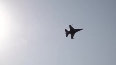 Türk Hava Kuvvetleri akrobasi ekipleri gökyüzünde zorlu hava gösterileri gerçekleå ti.