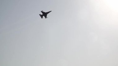 Türk Hava Kuvvetleri akrobasi ekipleri gökyüzünde zorlu hava gösterileri gerçekleå ti.