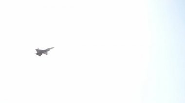 Türk Hava Kuvvetleri akrobasi ekipleri gökyüzünde zorlu hava gösterileri gerçekleå ti.