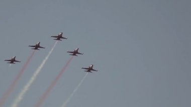 Türk Hava Kuvvetleri akrobasi ekipleri gökyüzünde zorlu hava gösterileri gerçekleå ti.