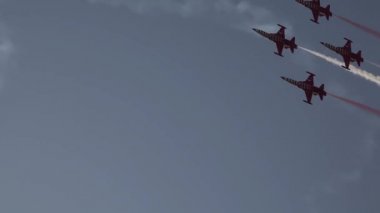 Türk Hava Kuvvetleri akrobasi ekipleri gökyüzünde zorlu hava gösterileri gerçekleå ti.