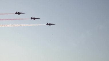 Türk Hava Kuvvetleri akrobasi ekipleri gökyüzünde zorlu hava gösterileri gerçekleå ti.