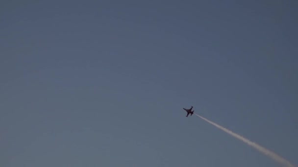 トルコ空軍曲技飛行チームは 空で挑戦的な航空ショーを行います — ストック動画