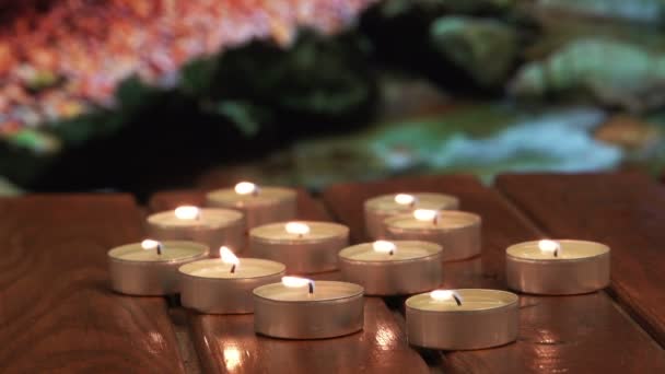 Zeer Mooie Kleine Brandende Kaarsen Houten Tafel Beelden — Stockvideo