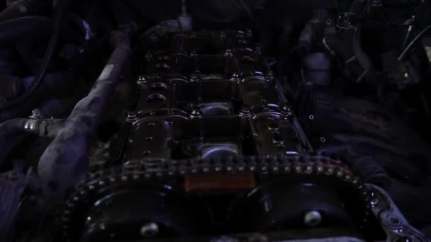 ワークショップでの車の部品 車のエンジン部品や修理機器 — ストック動画
