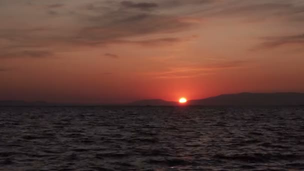 Isla Tranquila Atardecer Muestra Nubes Esponjosas Moviéndose Lentamente Hacia Sol — Vídeos de Stock