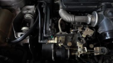 Araba parçaları, motor parçaları ve tamir ekipmanları atölyede.