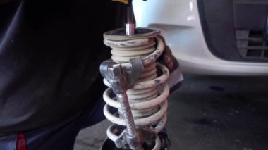 Araba parçaları, motor parçaları ve tamir ekipmanları atölyede.