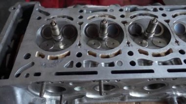 Araba parçaları, motor parçaları ve tamir ekipmanları atölyede.