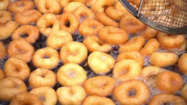 Tabağa şeker tozu serpiştirilmiş yuvarlak tatlı çörekler. Hamur ve tatlı Türkçe lokma.