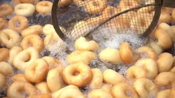 Rosquillas Redondas Fritas Dulces Espolvoreadas Con Azúcar Polvo Plato Pastelería — Vídeos de Stock